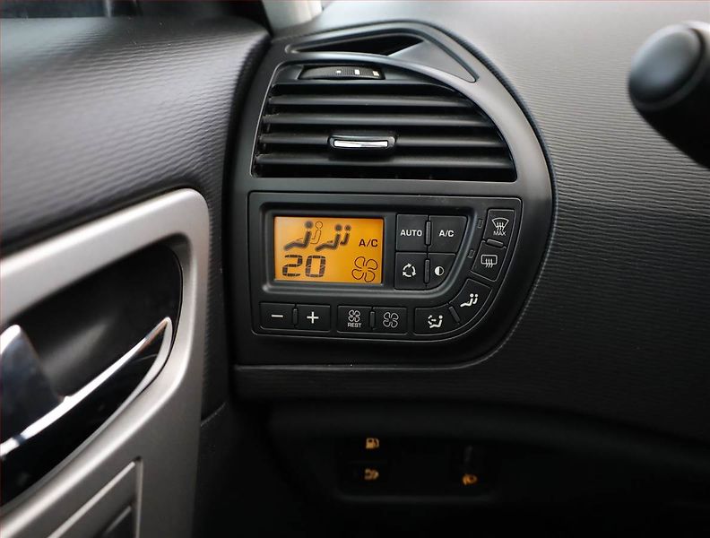 Citroën C4 Picasso (2011) 1.6 HDi, Automat, Serv.kniha - fotka 12 z 15