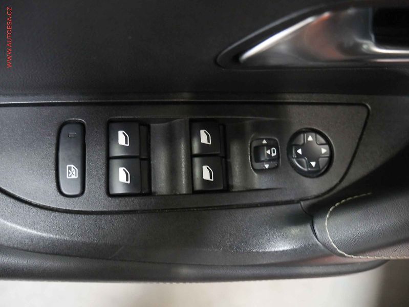 Peugeot 2008 (2020) 1.2 PT, GT, AT, navi, LED - fotka 24 z 25