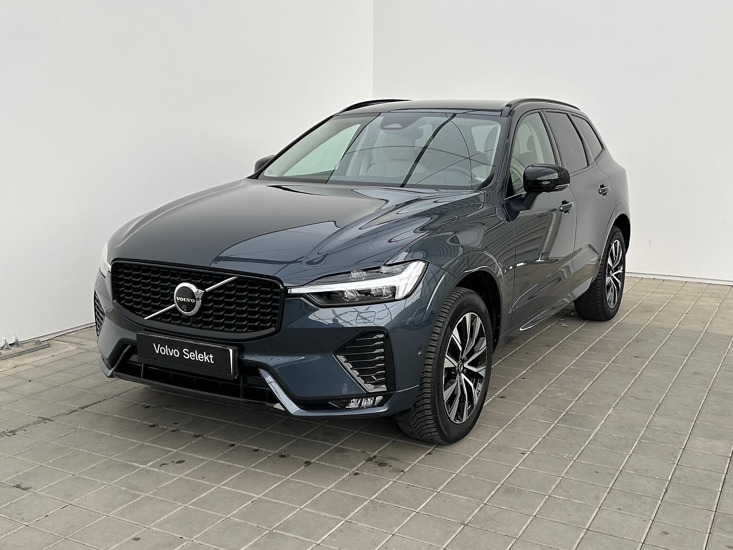 Volvo XC60 2.0 B4 4x4 PLUS  Black
