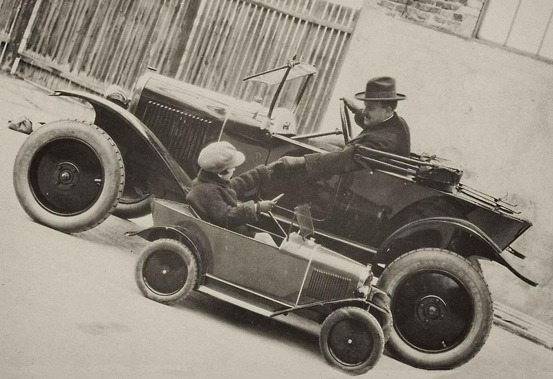 Před 100 lety francouzská automobilka začala výrobu třímístného vozu s dvěma sedadly vpředu a jedním umístěným uprostřed vzadu. Podle tvaru rozmístění sedaček se mu začalo říkat jetelíček nebo trojlístek, francouzsky Tréfle. Foto: Wikimedia Commons, Lione