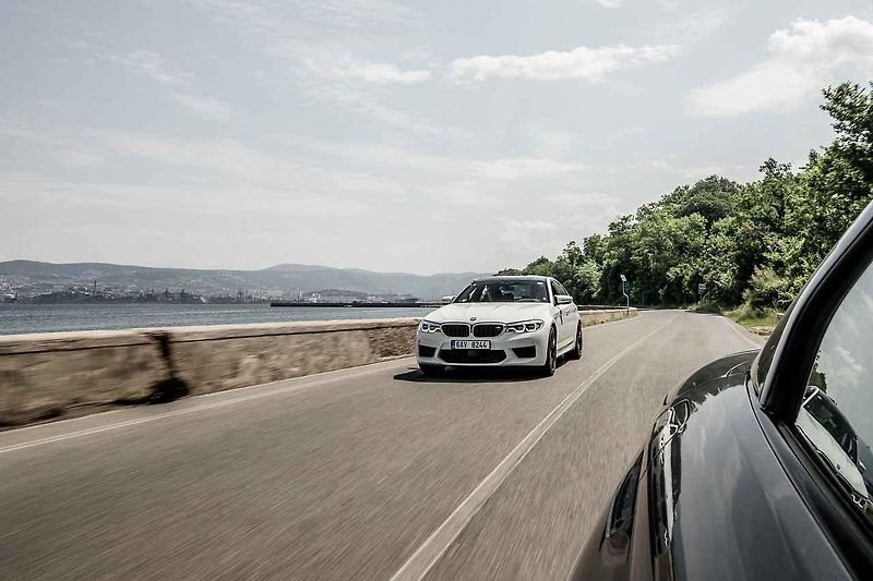 BMW i8 Roadster a M5.