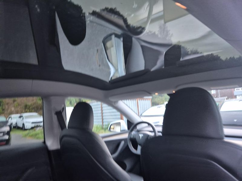 Tesla Model Y RWD 220kw TZ SOH 93,1 % - fotka 45 z 50