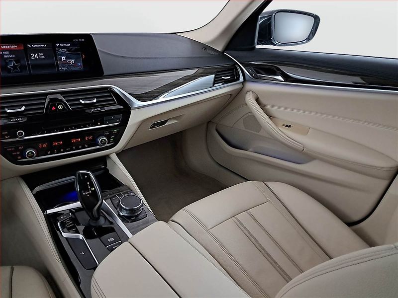 BMW Řada 5 (2019) Luxury Line 520d xDrive - fotka 8 z 18