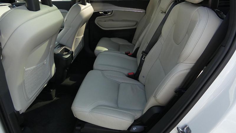 Volvo XC90 B6 AWD R-Design Auto 7 míst - fotka 18 z 26