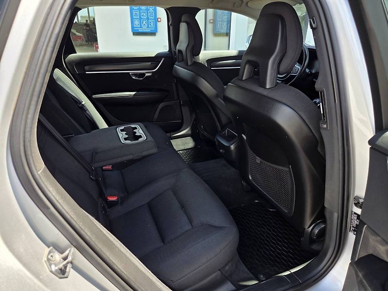 Volvo V90 (2018) D4 2.0 140kW - fotka 39 z 43