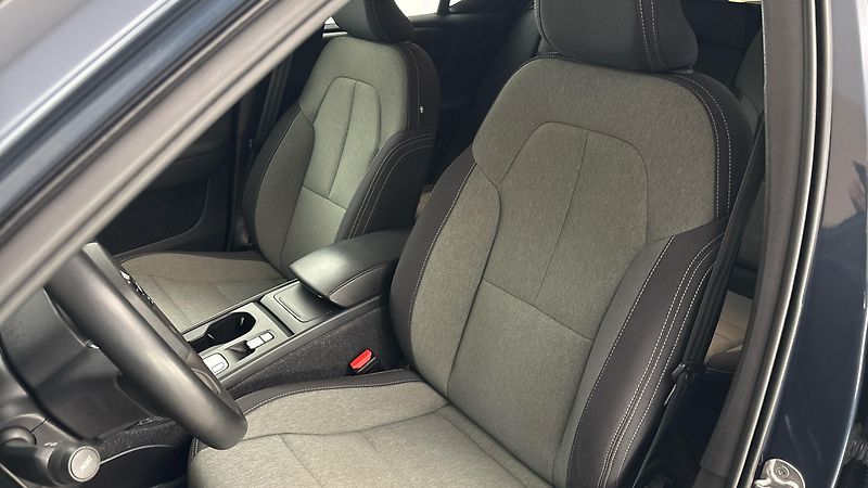 Volvo XC40 2.0 B4 AUT AWD Momentum Pro - fotka 15 z 29