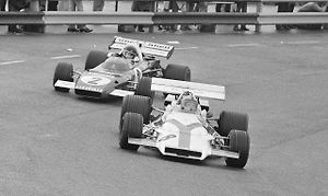 Pedro Rodríguez s BRM na trati před Jacky Ickxem na Ferrari.