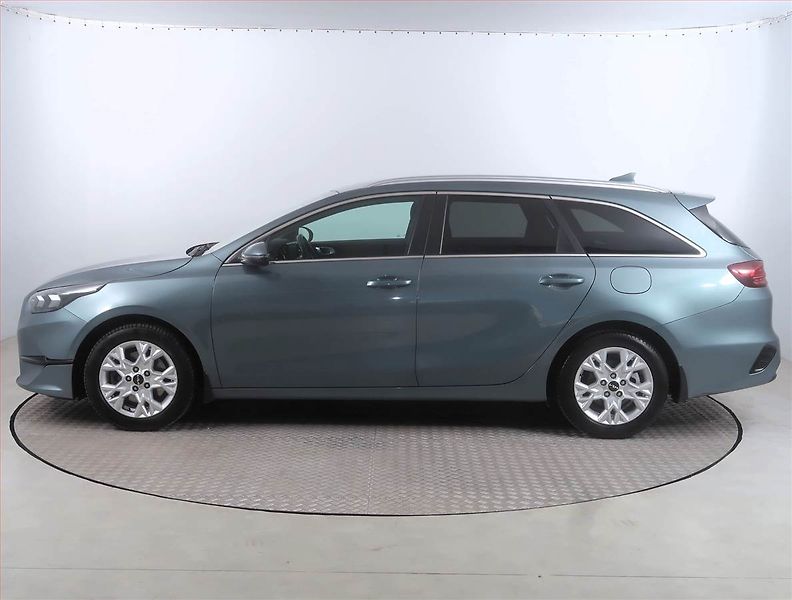 Kia Ceed (2022) Silver 1.5 T-GDI, Serv.kniha - fotka 3 z 16