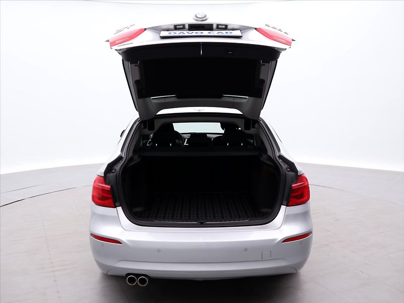 BMW Řada 3 2,0 320d 140kW xDrive CZ Sport - fotka 9 z 37
