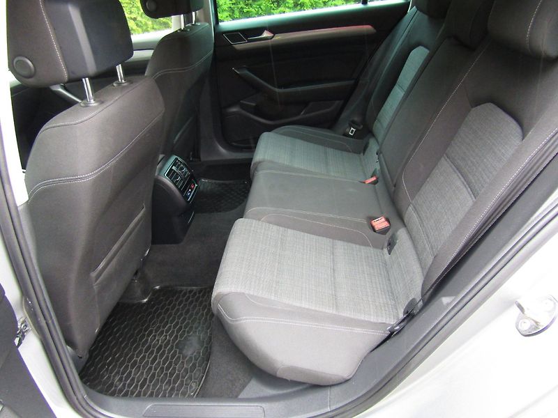 Volkswagen Passat (2021) 2.0 TDI 110kW DSG ACC - fotka 22 z 46
