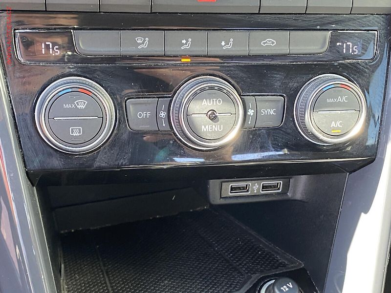 Volkswagen T-Roc (2019) 1.5 TSi, R-Line, LED, panor - fotka 14 z 18