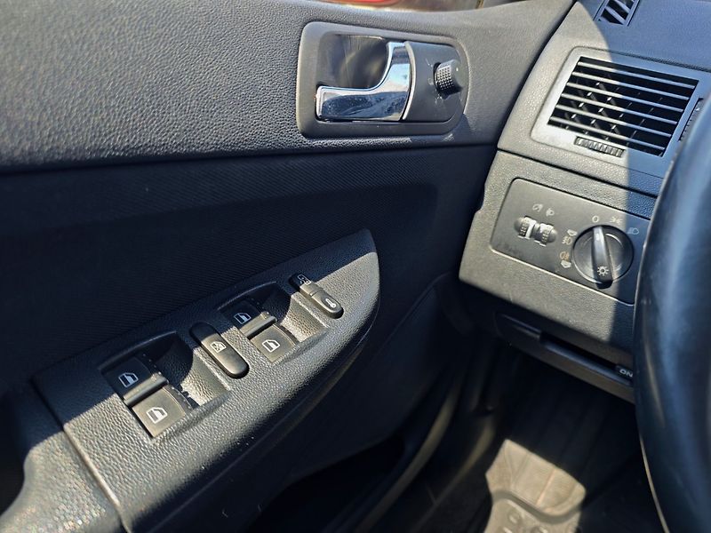Škoda Fabia (2007) 1.2 HTP Elegance nové ČR 1.maj - fotka 18 z 32