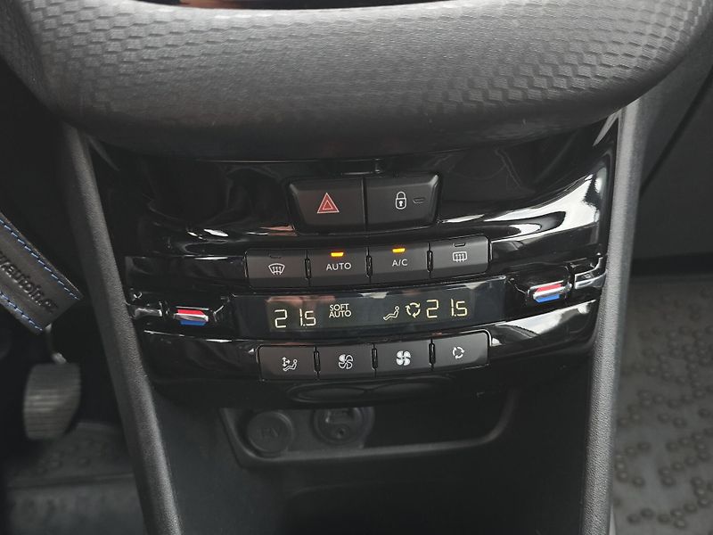 Peugeot 2008 (2018) 1.2i 61kW, Aut. klima, ČR, Taž - fotka 20 z 24