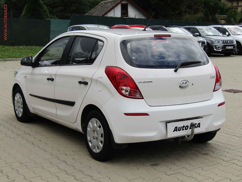 Hyundai i20 (2013) 1.3i, AC, TZ - fotka 6 z 16