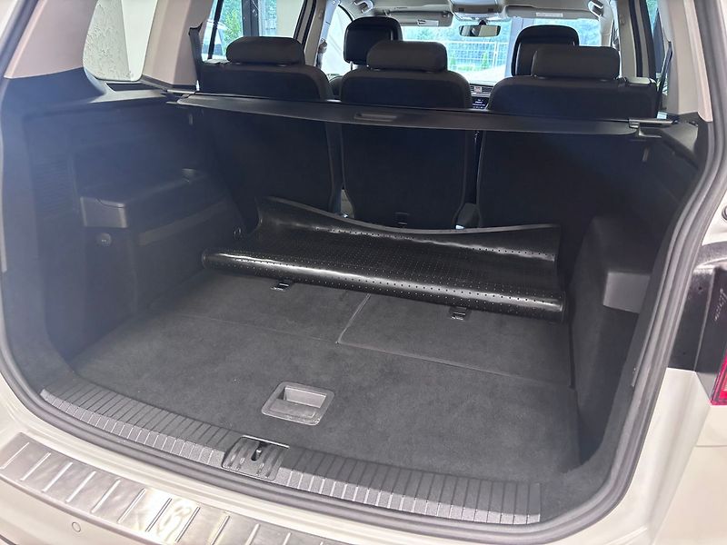 Volkswagen Touran 2.0 TDI BLACK EDITION - fotka 24 z 31