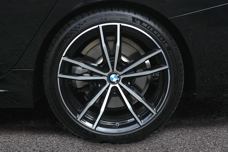 BMW Řada 3 330d xDrive, Tažné, Kamera - fotka 4 z 37
