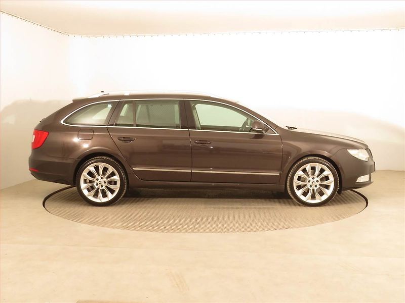 Škoda Superb (2010) Elegance 2.0 TDI, Navi, Xenony - fotka 6 z 16