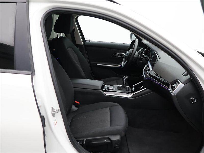 BMW Řada 3 Touring 2,0 320d 140kW CZ DPH - fotka 13 z 35