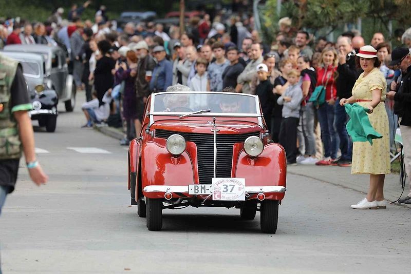 Na akci Jízda do vrchu a výstava historických vozidel se představilo na tři sta automobilů a motocyklů.