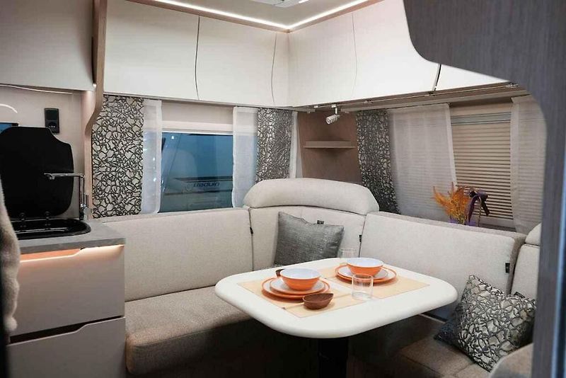 Karavan xBarr 600 QUW nabízí luxus a pohodlí za nízkou cenu.