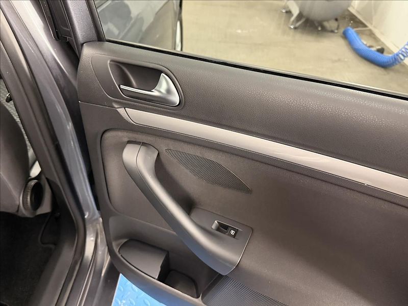 Volkswagen Golf 1,6 TDi 77 KW DSG NAVI PDC - fotka 30 z 31