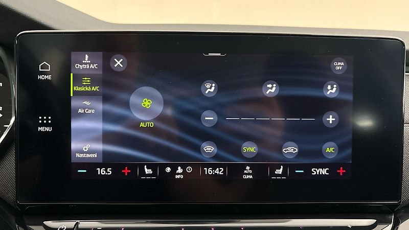 Škoda Octavia 2.0 TDI DSG Style Combi - fotka 24 z 25