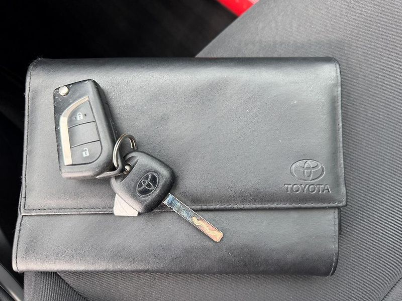 Toyota Yaris 1.5i 82 kW navi. serviska - fotka 17 z 18
