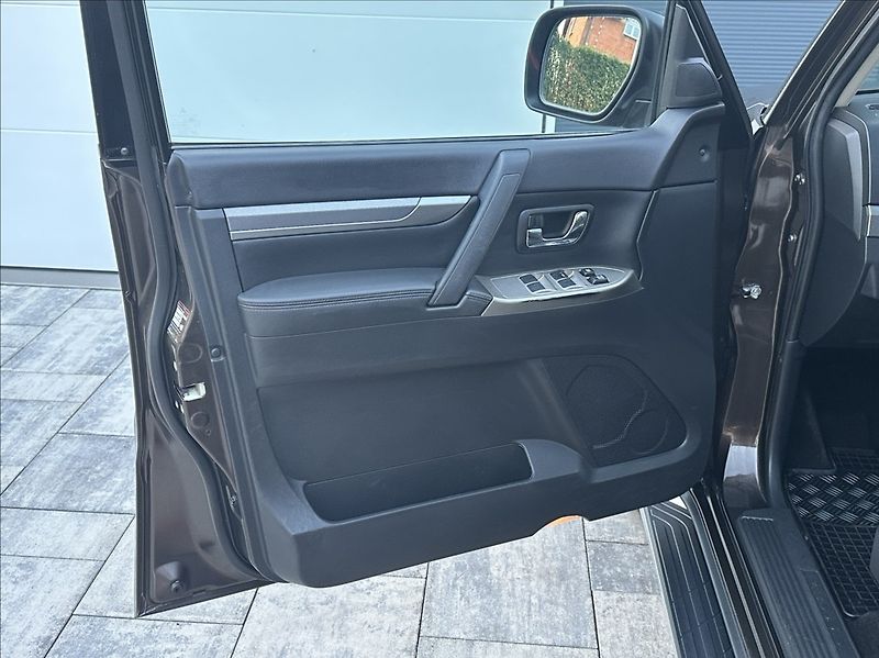 Mitsubishi Pajero 3,2 DI-D 190PS  Instyle-7 4x4 - fotka 13 z 54