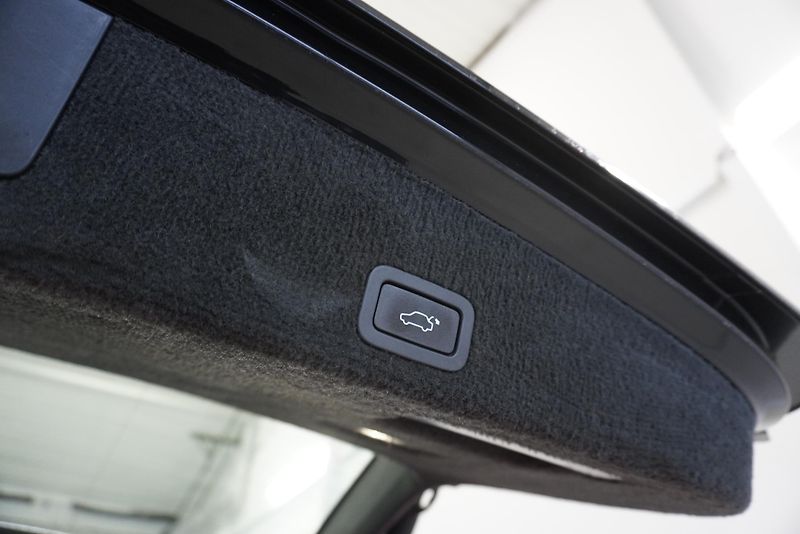 Volvo XC60 2,4 D5 AWD AUTOMAT - fotka 12 z 38
