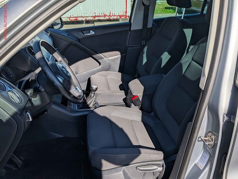Volkswagen Tiguan (2010) 1.4TSi, AC, výhřev sed. - fotka 9 z 15