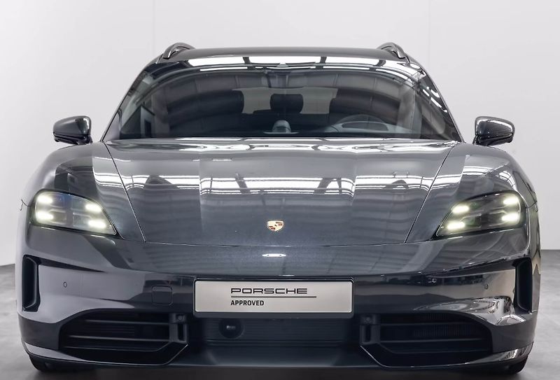 Porsche Taycan GTS Sport Turismo Burm HuD Inn - fotka 2 z 26