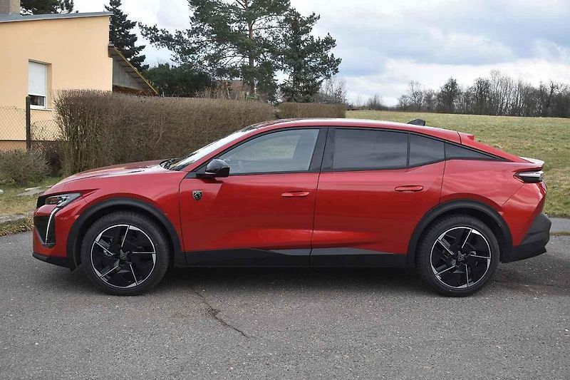 Peugeot 408 je solidně prostorný rodinný vůz s atraktivním vzhledem