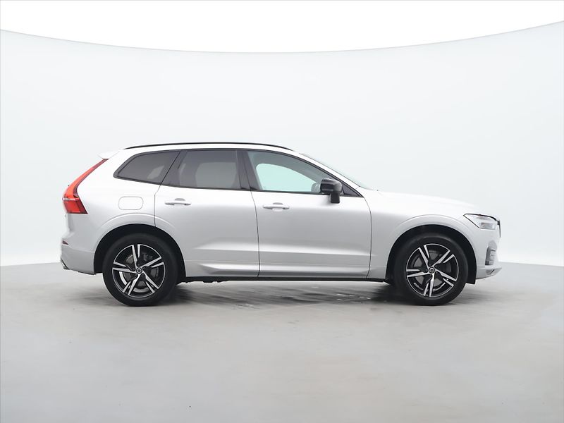 Volvo XC60 2.0 B4 145kW R-Design CZ Aut. - fotka 8 z 35
