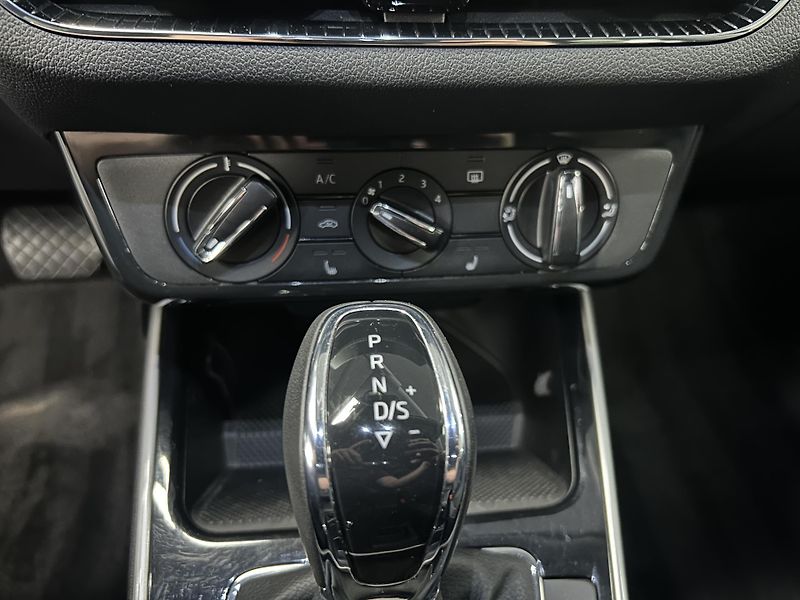 Škoda Fabia (2022) 1.0TSi DSG Style LED 81kW - fotka 9 z 23