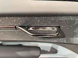 Volvo EX30 - kovová klika na vnitřní straně dveří