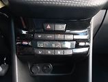 Peugeot 2008 (2016) Active 1.2 PureTech - náhled 14