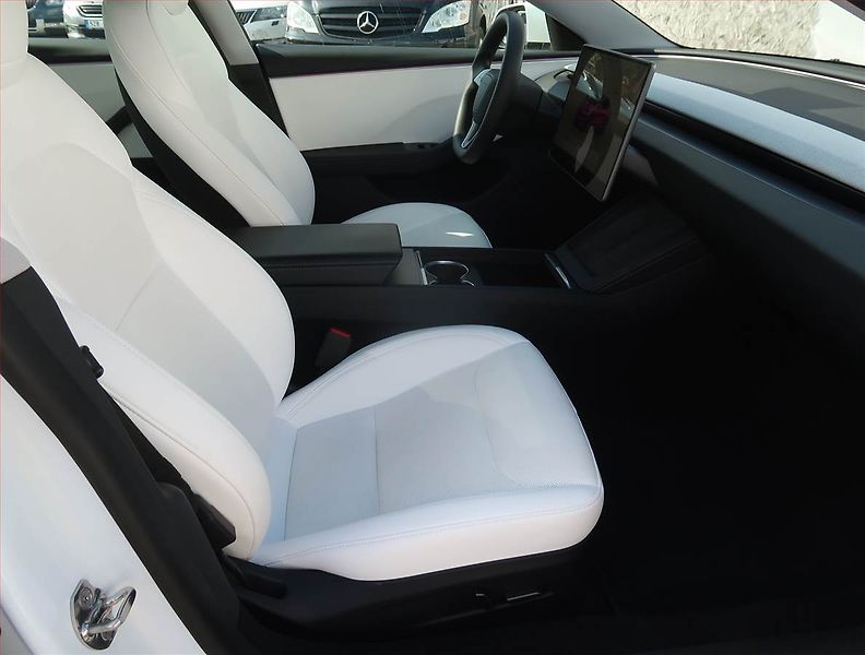 Tesla Model 3 (2024) Standard Range 60kWh - fotka 9 z 25