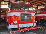 Hasičská plošina HKM 202 rozšířila nedávno vozový park brněnského Retro muzea Na statku. Lidé si při návštěvě mohou prohlédnout i další skvosty.