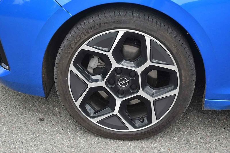 Opel Astra je dobře připraven pro dlouhé přesuny i na horších vozovkách.