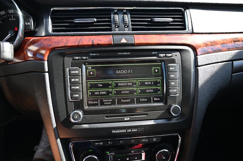 Škoda Superb 2.0TDI 125KW DSG Rezervace - fotka 13 z 56