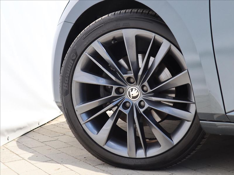 Škoda Superb 2,0 TDI DSG ACC DCC Kamera LED - fotka 51 z 58