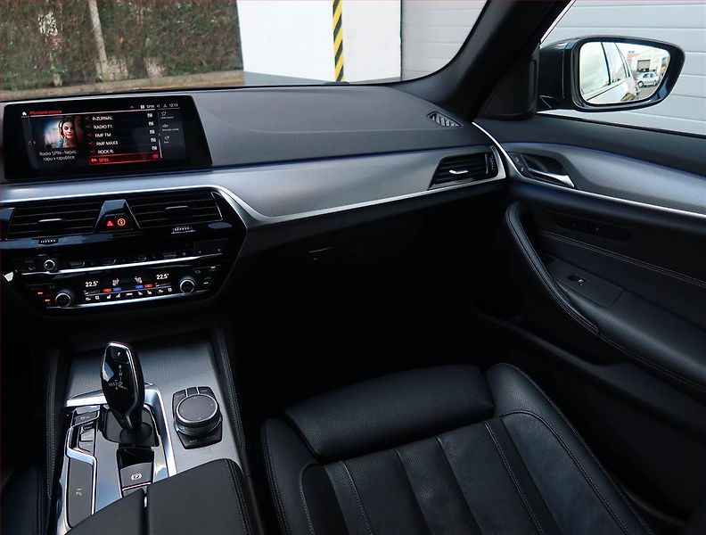 BMW Řada 5 (2020) M Sport 530d - fotka 8 z 27