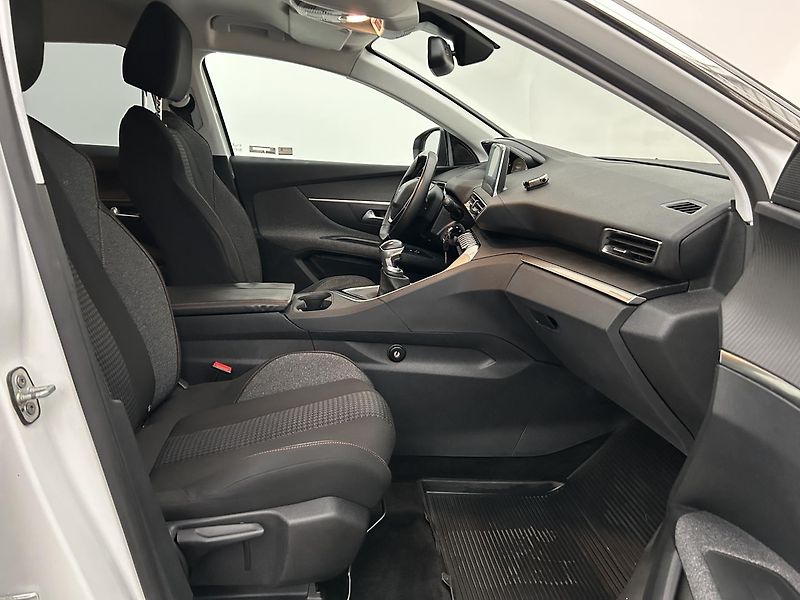 Peugeot 3008 1.2 T ACTIVE - fotka 17 z 26
