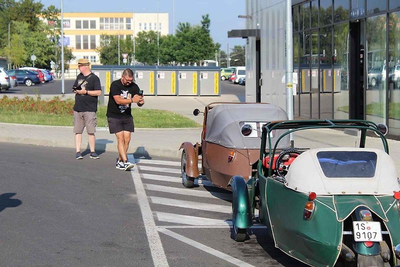V retro auto muzeu Veteráni Litvínov měli ve středu zastávkou účastníci Velorex čundru 2024 na svém putování po severních Čechách. S nejstarším Velorexem z roku 1962 jede Petr Žůrek ze Světlé nad Sázavou.