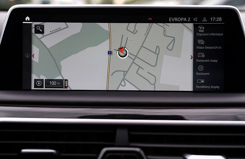 BMW Řada 7 750i xDrive Mpaket/530 PS - fotka 42 z 47