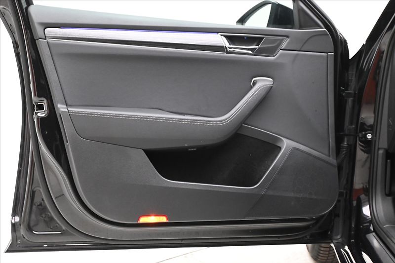 Škoda Superb 2,0 TDI 110kW DSG Style Záruka - fotka 19 z 24