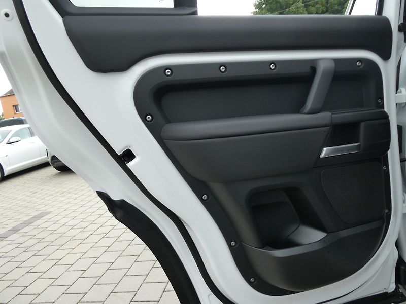 Land Rover Defender 110 S D200 - fotka 15 z 32