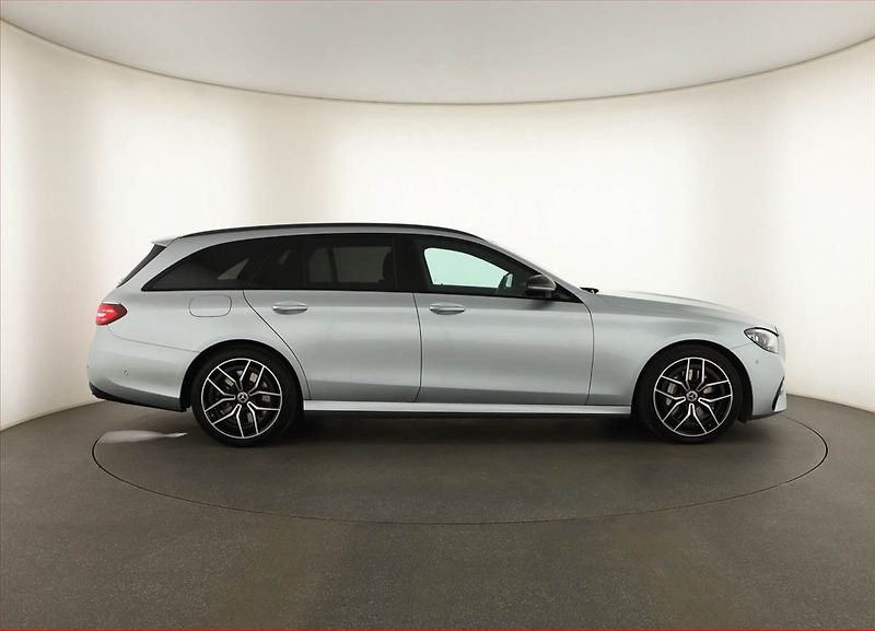 Mercedes-Benz Třídy E (2021) E 450 4MATIC - fotka 6 z 21