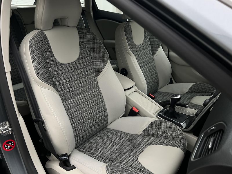 Volvo V40 D2 MOMENTUM MAN - fotka 17 z 38