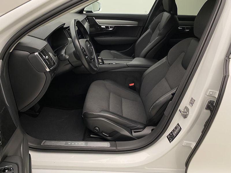Volvo V90 B4 MOMENTUM AUT - fotka 3 z 46